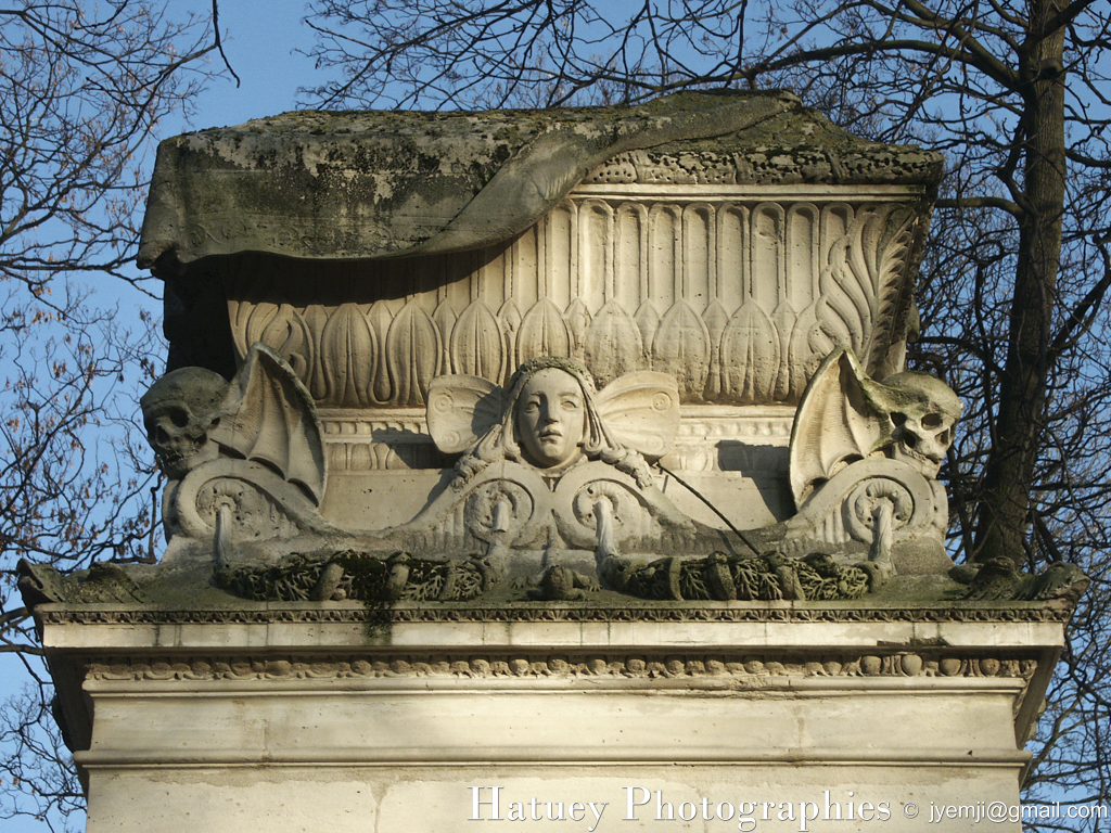 Cimetière du Père-Lachaise, Tombe de Etienne Gaspard ROBERTSON (1763-1837) "©Hatuey Photographies" 1763-1837, 2 bas-reliefs du sculpteur Hardouin, Architectes, Art Funéraire, Cementerio, Cemetery, CemeteryPhotography, Cimetière, Cimetière du Père-Lachaise, Cimitero, Division 19, France, Friedhof, Graveyard, Guillard (architecte), HARDOUIN (Sculpteur), Illustration, Paris, Peintre, PereLachaisePhotographie, Photo Cimetière du Père-Lachaise, Père-Lachaise, ROBERTSON Etienne Gaspard, Rue:Avenue Casimir Perier, Sculpteurs, aérostier, physicien, ©Hatuey Photographies, Rue:Avenue Casimir Perier