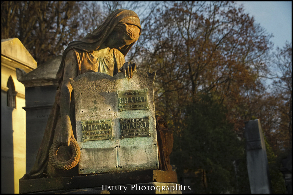 Paris, Cimetiere du Pere Lachaise , Photographies de Paris par "©Hatuey Photographies" Art Funéraire, CHAPAL Antoine, CHAPAL Famille, CHAPAL Georges Antoine, Cementerio, Cemetery, Cemetery Photography, Cimetiere, Cimetière, Cimetière du Père-Lachaise, Cimitero, Division_04, Fonte, France, Friedhof, Graveyard, Illustration, Paris, PereLachaisePhotographie, Photo Cimetière du Père-Lachaise, Père-Lachaise, Rue:Avenue Latérale du Nord, Statue, Statue de Femme agenouillée, Statue de femme, ©Hatuey Photographies