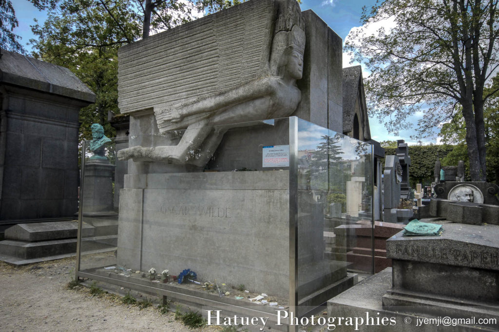 Paris, Cimetiere du Pere Lachaise , Photographies de Paris, Cemetery Graveyard Cementerio Cimitero Friedhof , Cimetiere du Pere Lachaise , Photographies de la Tombe de WILDE Oscar (1854-1900) par "©Hatuey Photographies"