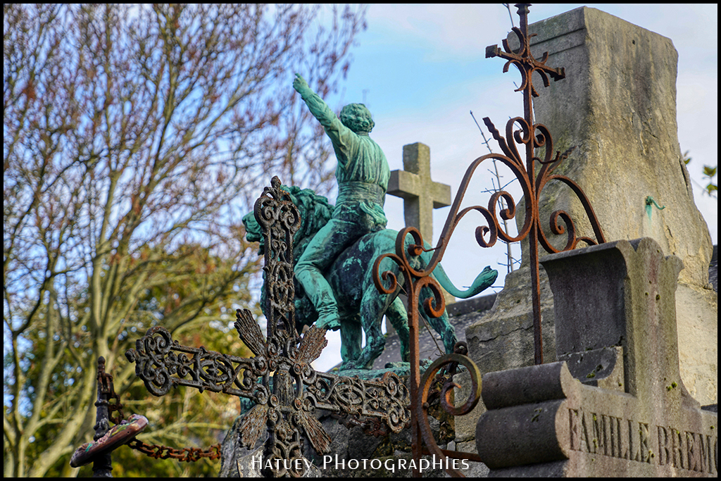 Paris, Cimetiere du Pere Lachaise , Photographies de Paris par "©Hatuey Photographies" ©Hatuey Photographies, 1827-1897, Animaux, Art Funéraire, Bronze, Cementerio, Cemetery, Cemetery Photography, Cimetiere, Cimetière, Cimetière du Père-Lachaise, Cimitero, Division 86, Dompteur, France, Friedhof, Graveyard, Illustration, LECOURTIER (Sculpteur), Lion, Paris, Père-Lachaise, PereLachaisePhotographie, PEZON Jean-Baptiste, Photo Cimetière du Père-Lachaise, Sculpteurs, Sculpture