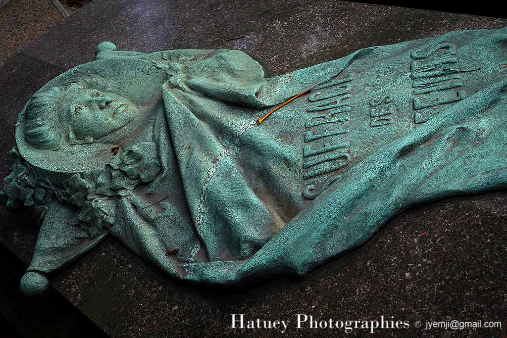 Tombe Hubertine AUCLERT "©Hatuey Photographies" 1848-1914, AUCLERT Hubertine, Art Funéraire, BIZARD Suzanne (Sculpteur), Cemetery, CemeteryPhotography, Cimetière, Cimetière du Père-Lachaise, Cimitero, Division 49, France, Friedhof, Illustration, Paris, PereLachaisePhotographie, Photo Cimetière du Père-Lachaise, Père-Lachaise, Rue:Chemin Casimir DELAVIGNE, Sculpteurs, Suffrage des femmes, graveyard, ©Hatuey Photographies