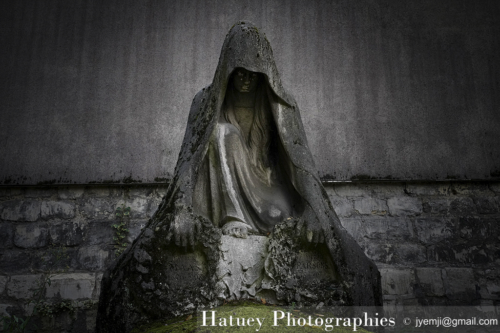 Paris, Cimetiere du Pere Lachaise , Photographies de la tombe MAAS-PARSONS "©Hatuey Photographies". Art Funéraire, Cemetery, CemeteryPhotography, Cimetière, Cimetière du Père-Lachaise, cimitero, Division 07, France, Friedhof, graveyard, Illustration, MAAS Emile, MAAS-PARSONS, Paris, PARSONS Winifred, Père-Lachaise, PereLachaisePhotographie, Rue:Chemin d'Héloïse et Abélard, Statue de Femme agenouillée