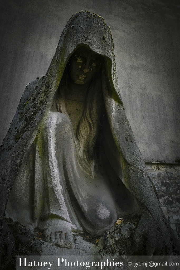 Paris, Cimetiere du Pere Lachaise , Photographies de la tombe MAAS-PARSONS "©Hatuey Photographies". Art Funéraire, Cemetery, CemeteryPhotography, Cimetière, Cimetière du Père-Lachaise, cimitero, Division 07, France, Friedhof, graveyard, Illustration, MAAS Emile, MAAS-PARSONS, Paris, PARSONS Winifred, Père-Lachaise, PereLachaisePhotographie, Rue:Chemin d'Héloïse et Abélard, Statue de Femme agenouillée