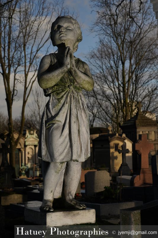 Paris, Cimetiere du Pere Lachaise , Photographies de la tombe de la Famille COUCHEMANN-DUFLOS "©Hatuey Photographies". Art Funéraire, Cemetery, Cimetière, Cimetière du Père Lachaise, France, Friedhof, Paris, Père Lachaise, Père-Lachaise, cimitero, graveyard, Statue, Statue de jeune fille