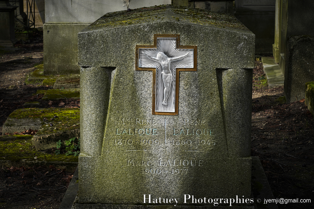 Tombe de LALIQUE René (1860-1945) "©Hatuey Photographies" ©Hatuey Photographies, 1860-1945, Art Funéraire, Cemetery, CemeteryPhotography, Cimetière, Cimetière du Père-Lachaise, Cimitero, France, Friedhof, Graveyard, Illustration, Joaillier, LALIQUE René, Maitres Verriers, Médailleur, Paris, Père-Lachaise, PereLachaisePhotographie, Photo Cimetière du Père-Lachaise, Verrier, Croixn Cristal, Christ en cristal