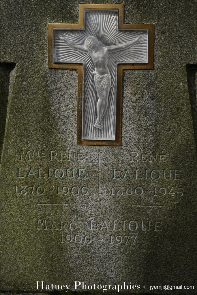Tombe de LALIQUE René (1860-1945) "©Hatuey Photographies" ©Hatuey Photographies, 1860-1945, Art Funéraire, Cemetery, CemeteryPhotography, Cimetière, Cimetière du Père-Lachaise, Cimitero, France, Friedhof, Graveyard, Illustration, Joaillier, LALIQUE René, Maitres Verriers, Médailleur, Paris, Père-Lachaise, PereLachaisePhotographie, Photo Cimetière du Père-Lachaise, Verrier, Croixn Cristal, Christ en cristal