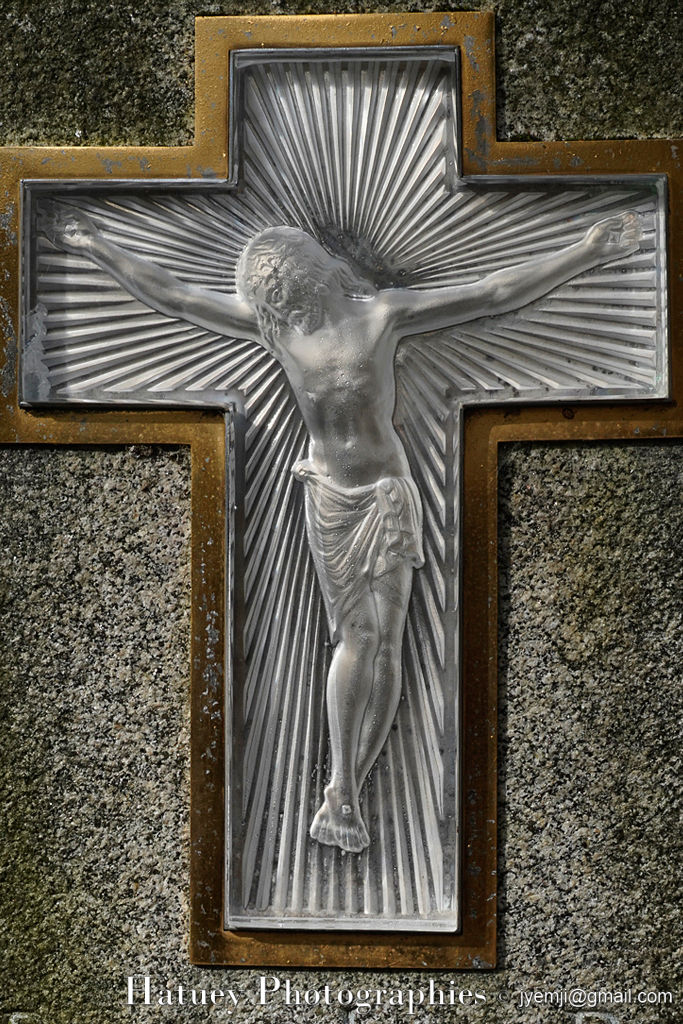 Tombe de LALIQUE René (1860-1945) "©Hatuey Photographies" ©Hatuey Photographies, 1860-1945, Art Funéraire, Cemetery, CemeteryPhotography, Cimetière, Cimetière du Père-Lachaise, Cimitero, France, Friedhof, Graveyard, Illustration, Joaillier, LALIQUE René, Maitres Verriers, Médailleur, Paris, Père-Lachaise, PereLachaisePhotographie, Photo Cimetière du Père-Lachaise, Verrier, Croixn Cristal, Christ en cristal