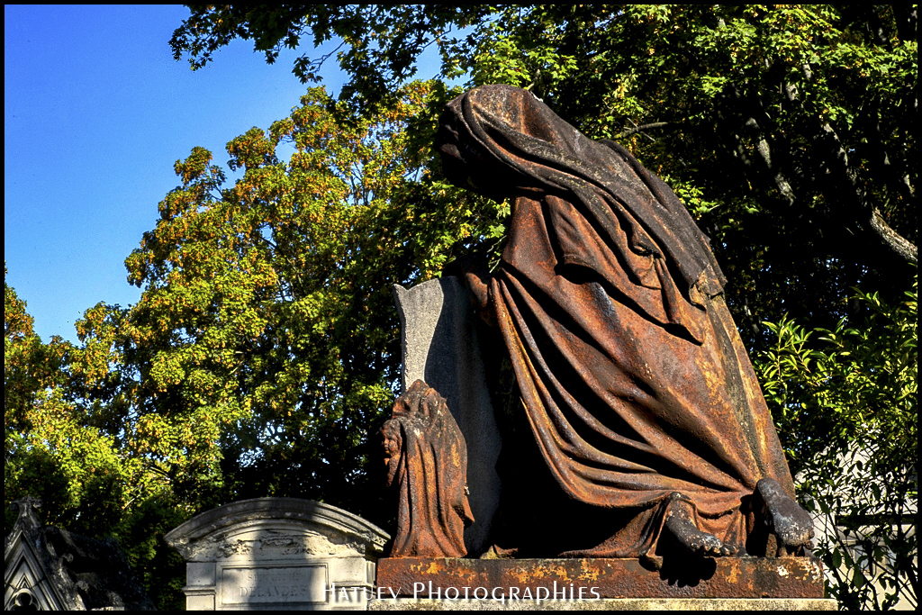Paris, Cimetiere du Pere Lachaise , Photographies de Paris par "©Hatuey Photographies" Art Funéraire, CHAPAL Antoine, CHAPAL Famille, CHAPAL Georges Antoine, Cementerio, Cemetery, Cemetery Photography, Cimetiere, Cimetière, Cimetière du Père-Lachaise, Cimitero, Division_04, Fonte, France, Friedhof, Graveyard, Illustration, Paris, PereLachaisePhotographie, Photo Cimetière du Père-Lachaise, Père-Lachaise, Rue:Avenue Latérale du Nord, Statue, Statue de Femme agenouillée, Statue de femme, ©Hatuey Photographies