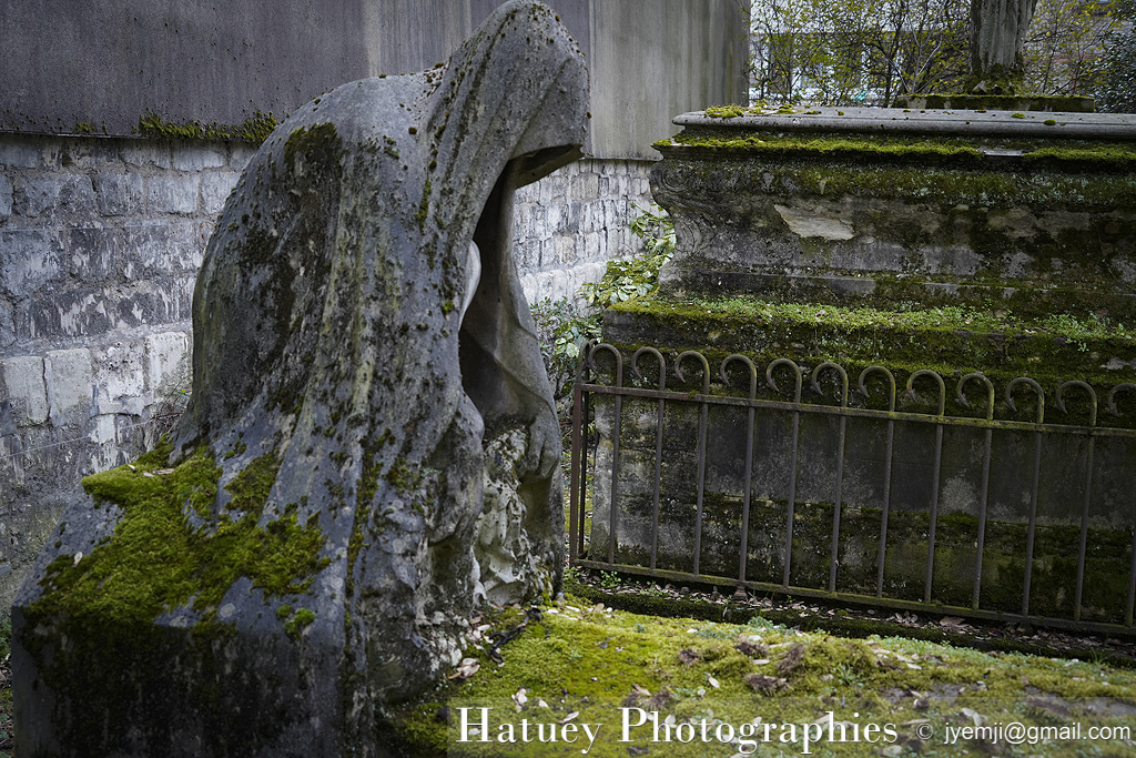 Paris, Cimetiere du Pere Lachaise , Photographies de la tombe MAAS-PARSONS "©Hatuey Photographies". Art Funéraire, Cemetery, CemeteryPhotography, Cimetière, Cimetière du Père-Lachaise, cimitero, Division 07, France, Friedhof, graveyard, Illustration, MAAS Emile, MAAS-PARSONS, Paris, PARSONS Winifred, Père-Lachaise, PereLachaisePhotographie, Rue:Chemin d'Héloïse et Abélard, Statue de Femme agenouillée
