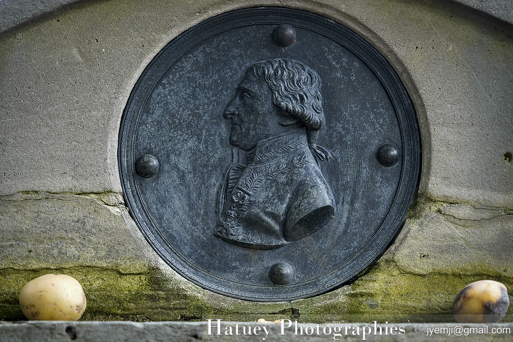 Paris, Cimetiere du Pere Lachaise. Photographies de la tombe de Antoine Augustin Parmentier "©Hatuey Photographies". 1744-1826, Antoine Augustin Parmentier, Art Funéraire, Cemetery, CemeteryPhotography, Cimetière, Cimetière du Père-Lachaise, cimitero, Division 39, FESSARD Noël Étienne (Sculpteur), France, Friedhof, graveyard, Illustration, Médaillon, Médaillon en Bronze, Paris, PARMENTIER Antoine, Père-Lachaise, PereLachaisePhotographie, Photo Cimetière du Père-Lachaise, Rue:Chemin Molière et La Fontaine, Sculpteurs