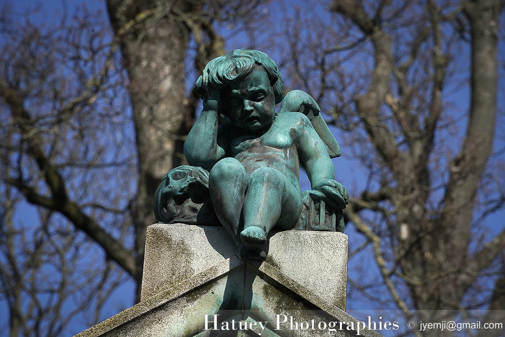 aris, Cimetiere du Pere Lachaise , Photographies de la tombe de la Famille PIAGET "©Hatuey Photographies". Ange, Angelot, Art Funéraire, Cemetery, CemeteryPhotography, Chapelle, Cimetière, Cimetière du Père-Lachaise, Division 10, France, Friedhof, Illustration, PIAGET Famille, Paris, PereLachaisePhotographie, Photo Cimetière du Père-Lachaise, Père-Lachaise, Rue:Chemin du Coq, Statue, bronze, cimitero, graveyard, ©Hatuey Photographies