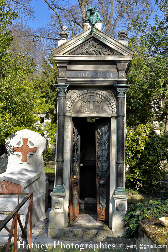 aris, Cimetiere du Pere Lachaise , Photographies de la tombe de la Famille PIAGET "©Hatuey Photographies". Ange, Angelot, Art Funéraire, Cemetery, CemeteryPhotography, Chapelle, Cimetière, Cimetière du Père-Lachaise, Division 10, France, Friedhof, Illustration, PIAGET Famille, Paris, PereLachaisePhotographie, Photo Cimetière du Père-Lachaise, Père-Lachaise, Rue:Chemin du Coq, Statue, bronze, cimitero, graveyard, ©Hatuey Photographies