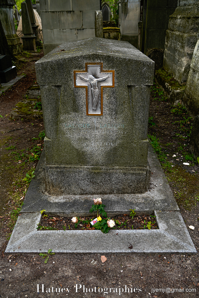 Tombe de LALIQUE René (1860-1945) "©Hatuey Photographies" ©Hatuey Photographies, 1860-1945, Art Funéraire, Cemetery, CemeteryPhotography, Cimetière, Cimetière du Père-Lachaise, Cimitero, France, Friedhof, Graveyard, Illustration, Joaillier, LALIQUE René, Maitres Verriers, Médailleur, Paris, Père-Lachaise, PereLachaisePhotographie, Photo Cimetière du Père-Lachaise, Verrier, Croixn Cristal, Christ en cristal