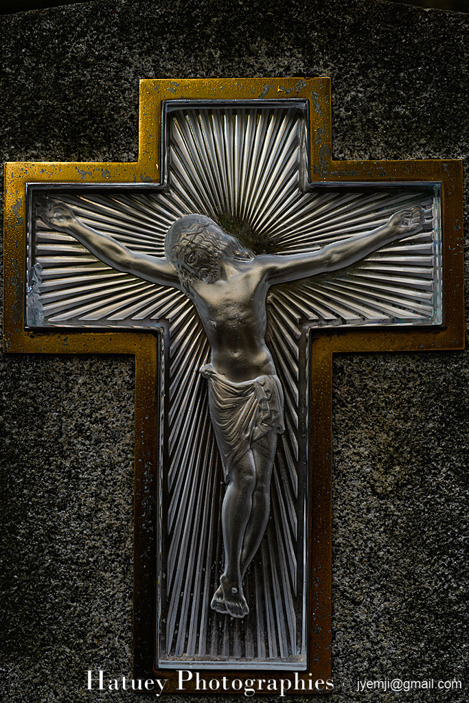 Tombe de LALIQUE René (1860-1945) "©Hatuey Photographies" ©Hatuey Photographies, 1860-1945, Art Funéraire, Cemetery, CemeteryPhotography, Cimetière, Cimetière du Père-Lachaise, Cimitero, France, Friedhof, Graveyard, Illustration, Joaillier, LALIQUE René, Maitres Verriers, Médailleur, Paris, Père-Lachaise, PereLachaisePhotographie, Photo Cimetière du Père-Lachaise, Verrier, Croixn Cristal, Christ en cristal