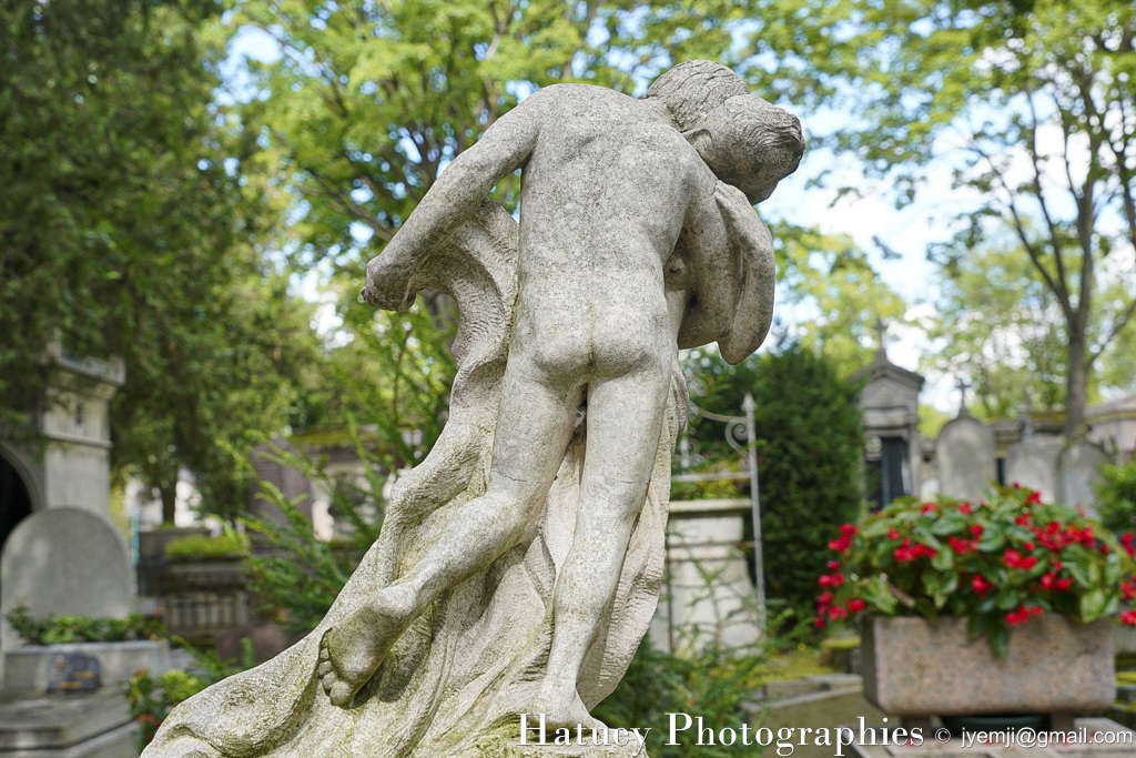 Cimetière du Père-Lachaise, Tombe de Sarah GARBARZ-RICHARD "©Hatuey Photographies" Art Funéraire, Cementario, Cementerio, Cemetery, Cemetery Photography, CemeteryPhotography, CemetryPhotography, Cimetiere, Cimetière, Cimetière du Père-Lachaise, Cimitero, Couple, Danse, Division 98, France, Friedhof, GARBARZ-RICHARD Sarah, Graveyard, Hommage à Camille CLAUDEL, Illustration, Paris, PereLachaisePhotographie, Photo Cimetière du Père-Lachaise, Père-Lachaise, Rue:Avenue Greffulhe, Rue:Chemin des Anglais, Sculpteurs, Statue, Statue d'un couple dansant, Statuette, TURINI P. (Sculpteur), Valse (Camille Claudel), ©Hatuey Photographies