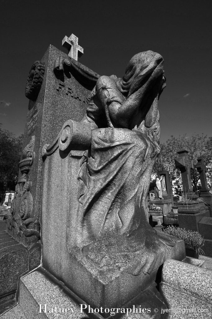 Tombe de la Famille FRAISSE "©Hatuey Photographies" Art Funéraire, Cemetery, CemeteryPhotography, Cimetière, Cimetière du Père-Lachaise, France, Friedhof, Illustration, Paris, PereLachaisePhotographie, Photo CImetière du Père-Lachaise, Père-Lachaise, cimitero, graveyard,statue, statue de femme,statue de femme assise