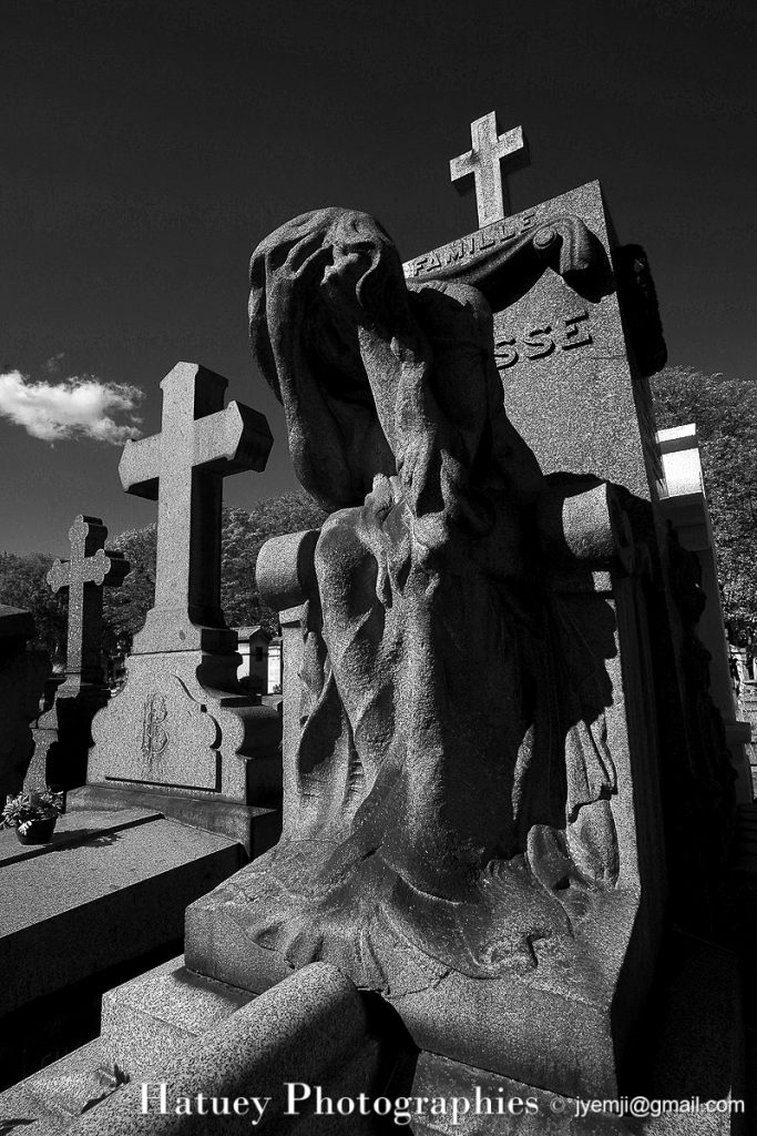 Tombe de la Famille FRAISSE "©Hatuey Photographies" Art Funéraire, Cemetery, CemeteryPhotography, Cimetière, Cimetière du Père-Lachaise, France, Friedhof, Illustration, Paris, PereLachaisePhotographie, Photo CImetière du Père-Lachaise, Père-Lachaise, Père-Lachaise, cimitero, graveyard,statue, statue de femme,statue de femme assise