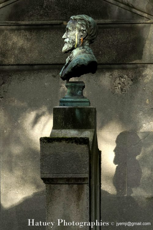 Tombe de Pierre-Jules CAVELIER "©Hatuey Photographies" 1814-1894, Art Funéraire, CAVELIER Pierre-Jules, Cemetery, CemeteryPhotography, Cimetière, Cimetière du Père-Lachaise, FAGEL Léon (Sculpteur), France, Friedhof, Illustration, Paris, PereLachaisePhotographie, Photo Cimetière du Père-Lachaise, Père-Lachaise, Sculpteur, bronze, buste, cimitero, graveyard, ©Hatuey Photographies