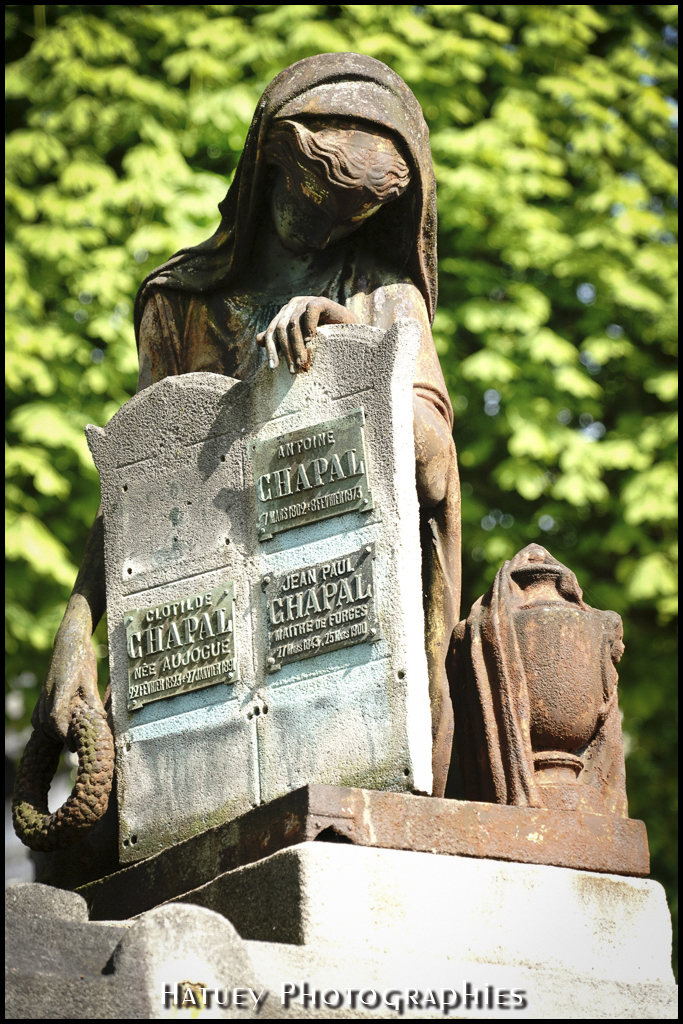 Paris, Cimetiere du Pere Lachaise , Photographies de Paris par "©Hatuey Photographies" Art Funéraire, CHAPAL Antoine, CHAPAL Famille, CHAPAL Georges Antoine, Cementerio, Cemetery, Cemetery Photography, Cimetiere, Cimetière, Cimetière du Père-Lachaise, Cimitero, Division_04, Fonte, France, Friedhof, Graveyard, Illustration, Paris, PereLachaisePhotographie, Photo Cimetière du Père-Lachaise, Père-Lachaise, Rue:Avenue Latérale du Nord, Statue, Statue de Femme agenouillée, Statue de femme, ©Hatuey Photographies
