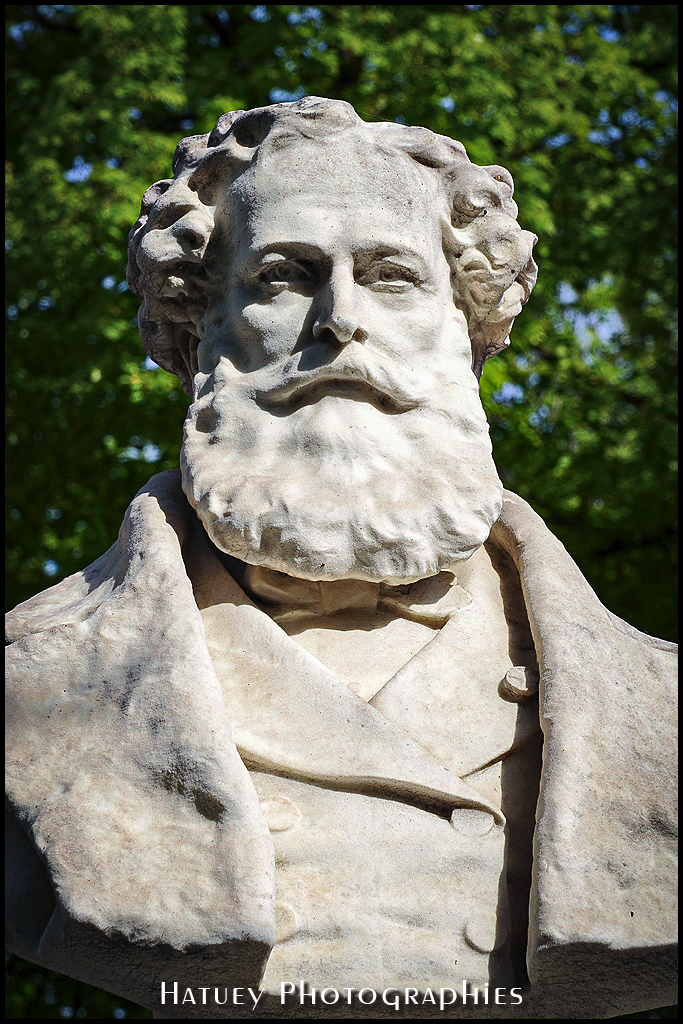 Paris, Cimetiere du Pere Lachaise , Photographies de Paris par "©Hatuey Photographies" 1814-1896, Art Funéraire, Buste, Buste d'homme, Cementerio, Cemetery, Cemetery Photography, Cimetiere, Cimetière, Cimetière du Père-Lachaise, Cimitero, Division 04, France, Friedhof, Graveyard, HOUSSAYE Arsène, Illustration, Marbre, Paris, PereLachaisePhotographie, Photo Cimetière du Père-Lachaise, Père-Lachaise, Rue:Avenue Principale, ©Hatuey Photographies