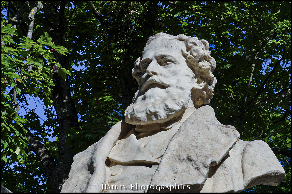 Paris, Cimetiere du Pere Lachaise , Photographies de Paris par "©Hatuey Photographies" 1814-1896, Art Funéraire, Buste, Buste d'homme, Cementerio, Cemetery, Cemetery Photography, Cimetiere, Cimetière, Cimetière du Père-Lachaise, Cimitero, Division 04, France, Friedhof, Graveyard, HOUSSAYE Arsène, Illustration, Marbre, Paris, PereLachaisePhotographie, Photo Cimetière du Père-Lachaise, Père-Lachaise, Rue:Avenue Principale, ©Hatuey Photographies