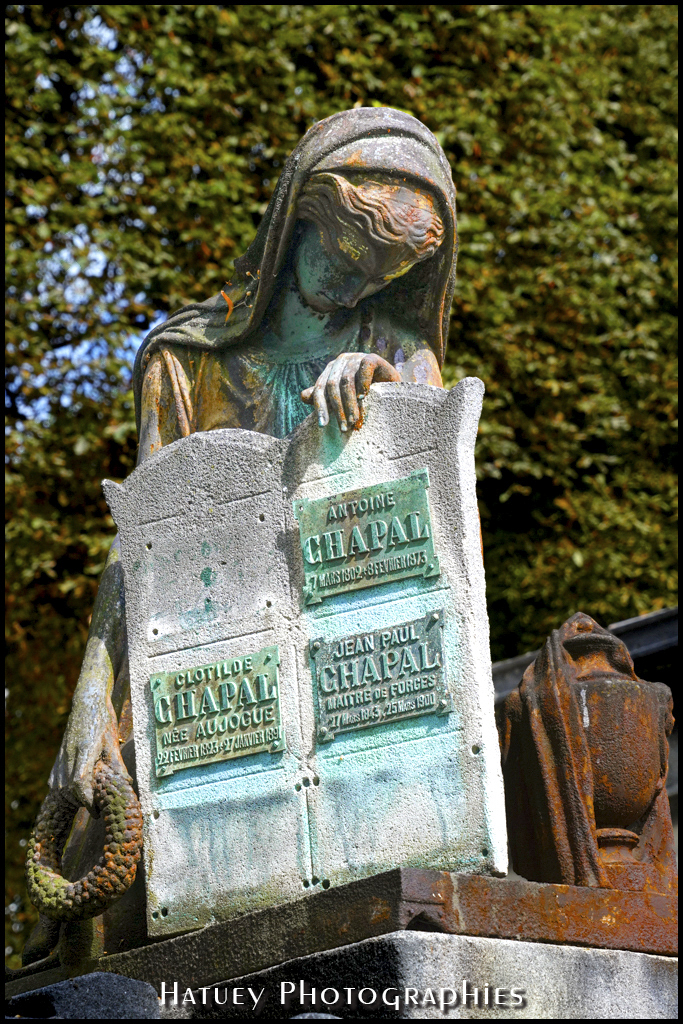 Paris, Cimetiere du Pere Lachaise , Photographies de Paris par "©Hatuey Photographies" Art Funéraire, CHAPAL Antoine, CHAPAL Famille, CHAPAL Georges Antoine, Cementerio, Cemetery, Cemetery Photography, Cimetiere, Cimetière, Cimetière du Père-Lachaise, Cimitero, Division_04, Fonte, France, Friedhof, Graveyard, Illustration, Paris, PereLachaisePhotographie, Photo Cimetière du Père-Lachaise, Père-Lachaise, Rue:Avenue Latérale du Nord, Statue, Statue de Femme agenouillée, Statue de femme, ©Hatuey Photographies