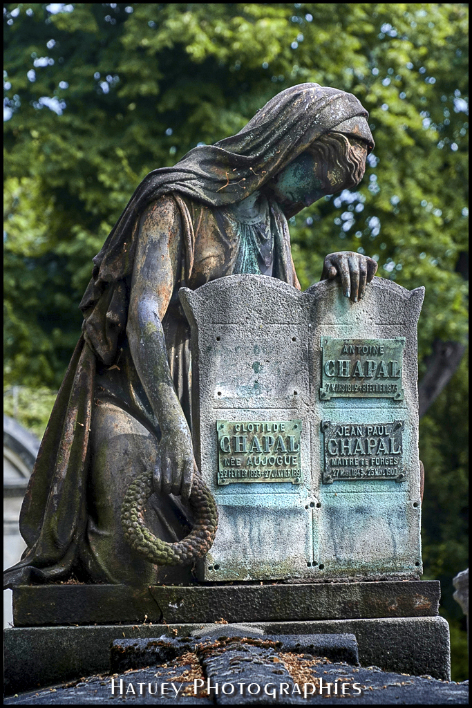 Paris, Cimetiere du Pere Lachaise , Photographies de Paris par "©Hatuey Photographies" Art Funéraire, CHAPAL Antoine, CHAPAL Famille, CHAPAL Georges Antoine, Cementerio, Cemetery, Cemetery Photography, Cimetiere, Cimetière, Cimetière du Père-Lachaise, Cimitero, Division_04, Fonte, France, Friedhof, Graveyard, Illustration, Paris, PereLachaisePhotographie, Photo Cimetière du Père-Lachaise, Père-Lachaise, Rue:Avenue Latérale du Nord, Statue, Statue de Femme agenouillée, Statue de femme, ©Hatuey Photographies