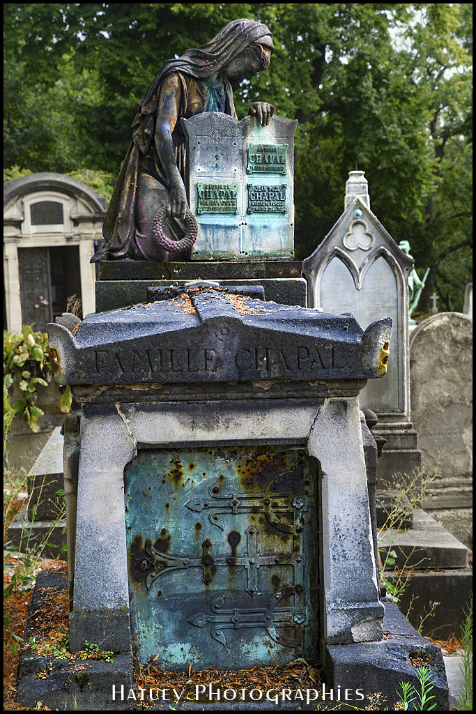 Paris, Cimetiere du Pere Lachaise , Photographies de Paris par "©Hatuey Photographies" Art Funéraire, CHAPAL Antoine, CHAPAL Famille, CHAPAL Georges Antoine, Cementerio, Cemetery, Cemetery Photography, Cimetiere, Cimetière, Cimetière du Père-Lachaise, Cimitero, Division_04, Fonte, France, Friedhof, Graveyard, Illustration, Paris, PereLachaisePhotographie, Photo Cimetière du Père-Lachaise, Père-Lachaise, Rue:Avenue Latérale du Nord, Statue, Statue de Femme agenouillée, Statue de femme, ©Hatuey Photographies