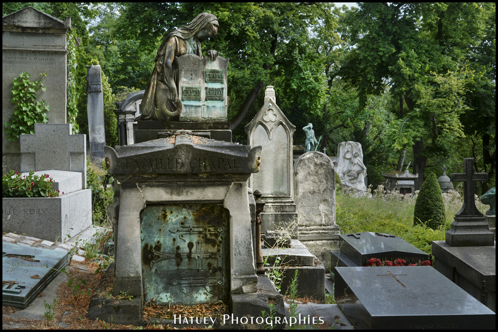 Paris, Cimetiere du Pere Lachaise , Photographies de Paris par "©Hatuey Photographies" Art Funéraire, CHAPAL Antoine, CHAPAL Famille, CHAPAL Georges Antoine, Cementerio, Cemetery, Cemetery Photography, Cimetiere, Cimetière, Cimetière du Père-Lachaise, Cimitero, Division_04, Fonte, France, Friedhof, Graveyard, Illustration, Paris, PereLachaisePhotographie, Photo Cimetière du Père-Lachaise, Père-Lachaise, Rue:Avenue Latérale du Nord, Statue, Statue de Femme agenouillée, Statue de femme, ©Hatuey Photographies