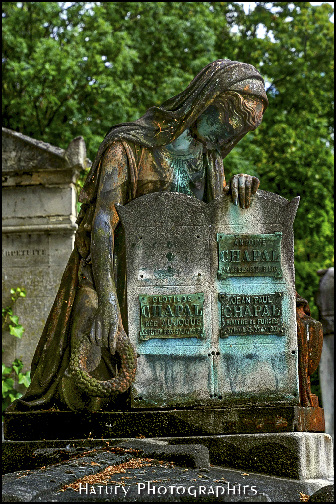 Paris, Cimetiere du Pere Lachaise , Photographies de Paris par "©Hatuey Photographies" Art Funéraire, CHAPAL Antoine, CHAPAL Famille, CHAPAL Georges Antoine, Cementerio, Cemetery, Cemetery Photography, Cimetiere, Cimetière, Cimetière du Père-Lachaise, Cimitero, Division_04, Fonte, France, Friedhof, Graveyard, Illustration, Paris, PereLachaisePhotographie, Photo Cimetière du Père-Lachaise, Père-Lachaise, Rue:Avenue Latérale du Nord, Statue, Statue de Femme agenouillée, Statue de femme, ©Hatuey Photographies