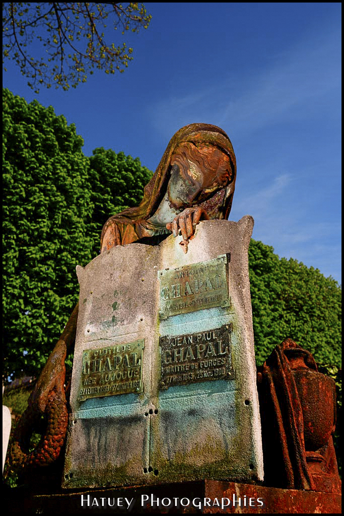 Paris, Cimetiere du Pere Lachaise , Photographies de Paris par "©Hatuey Photographies" Art Funéraire, CHAPAL Antoine, CHAPAL Famille, CHAPAL Georges Antoine, Cementerio, Cemetery, Cemetery Photography, Cimetiere, Cimetière, Cimetière du Père-Lachaise, Cimitero, Division_04, Fonte, France, Friedhof, Graveyard, Illustration, Paris, PereLachaisePhotographie, Photo Cimetière du Père-Lachaise, Père-Lachaise, Rue:Avenue Latérale du Nord, Statue, Statue de Femme agenouillée, Statue de femme, ©Hatuey Photographies