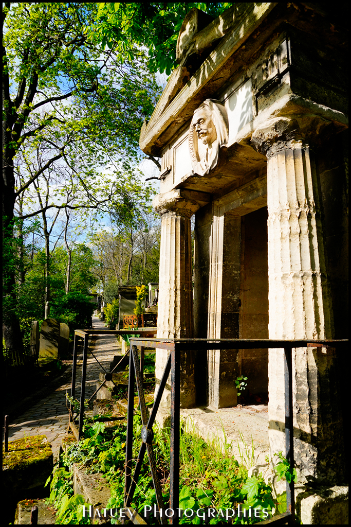 Paris, Cimetiere du Pere Lachaise , Photographies de Paris, Cemetery Graveyard Cementerio Cimitero Friedhof , Cimetiere du Pere Lachaise , Photographies de la Chapelle de Pierre Henri Richard de LUCY FOSSARIEU par "©Hatuey Photographies"