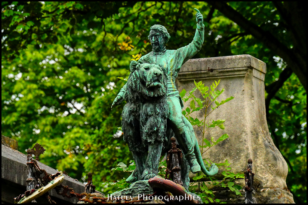 Paris, Cimetiere du Pere Lachaise , Photographies de Paris par "©Hatuey Photographies" ©Hatuey Photographies, 1827-1897, Animaux, Art Funéraire, Bronze, Cementerio, Cemetery, Cemetery Photography, Cimetiere, Cimetière, Cimetière du Père-Lachaise, Cimitero, Division 86, Dompteur, France, Friedhof, Graveyard, Illustration, LECOURTIER (Sculpteur), Lion, Paris, Père-Lachaise, PereLachaisePhotographie, PEZON Jean-Baptiste, Photo Cimetière du Père-Lachaise, Sculpteurs, Sculpture