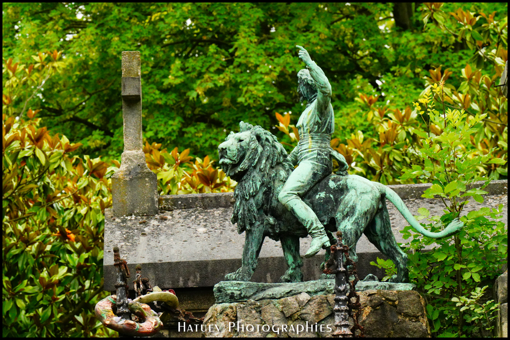 Paris, Cimetiere du Pere Lachaise , Photographies de Paris par "©Hatuey Photographies" ©Hatuey Photographies, 1827-1897, Animaux, Art Funéraire, Bronze, Cementerio, Cemetery, Cemetery Photography, Cimetiere, Cimetière, Cimetière du Père-Lachaise, Cimitero, Division 86, Dompteur, France, Friedhof, Graveyard, Illustration, LECOURTIER (Sculpteur), Lion, Paris, Père-Lachaise, PereLachaisePhotographie, PEZON Jean-Baptiste, Photo Cimetière du Père-Lachaise, Sculpteurs, Sculpture