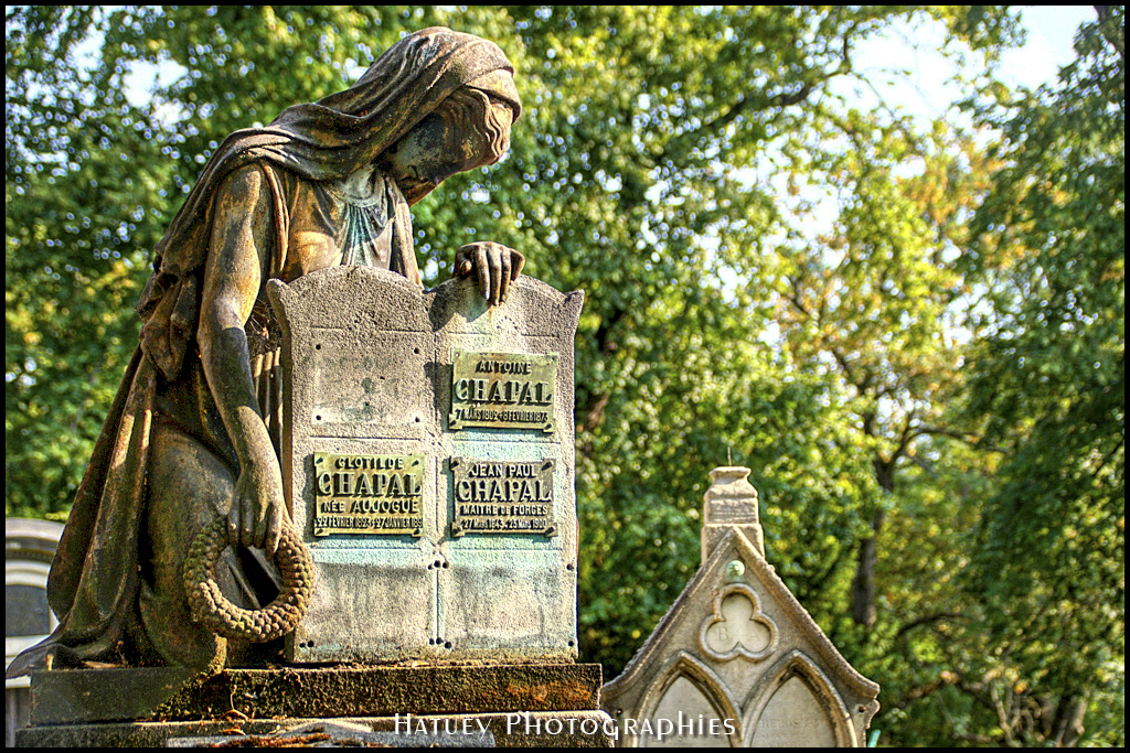 Paris, Cimetiere du Pere Lachaise , Photographies de Paris par "©Hatuey Photographies" Art Funéraire, CHAPAL Antoine, CHAPAL Famille, CHAPAL Georges Antoine, Cementerio, Cemetery, Cemetery Photography, Cimetiere, Cimetière, Cimetière du Père-Lachaise, Cimitero, Division_04, Fonte, France, Friedhof, Graveyard, Illustration, Paris, PereLachaisePhotographie, Photo Cimetière du Père-Lachaise, Père-Lachaise, Rue:Avenue Latérale du Nord, Statue, Statue de Femme agenouillée, Statue de femme, ©Hatuey Photographies