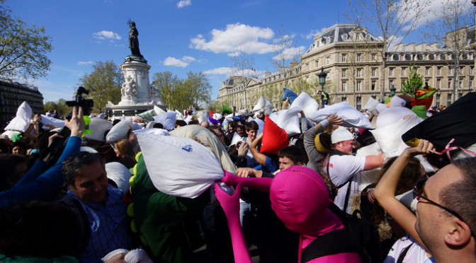 Pillow Fight Day 2014, Place de la République à Paris. Photographies de Paris par © Hatuey Photographies