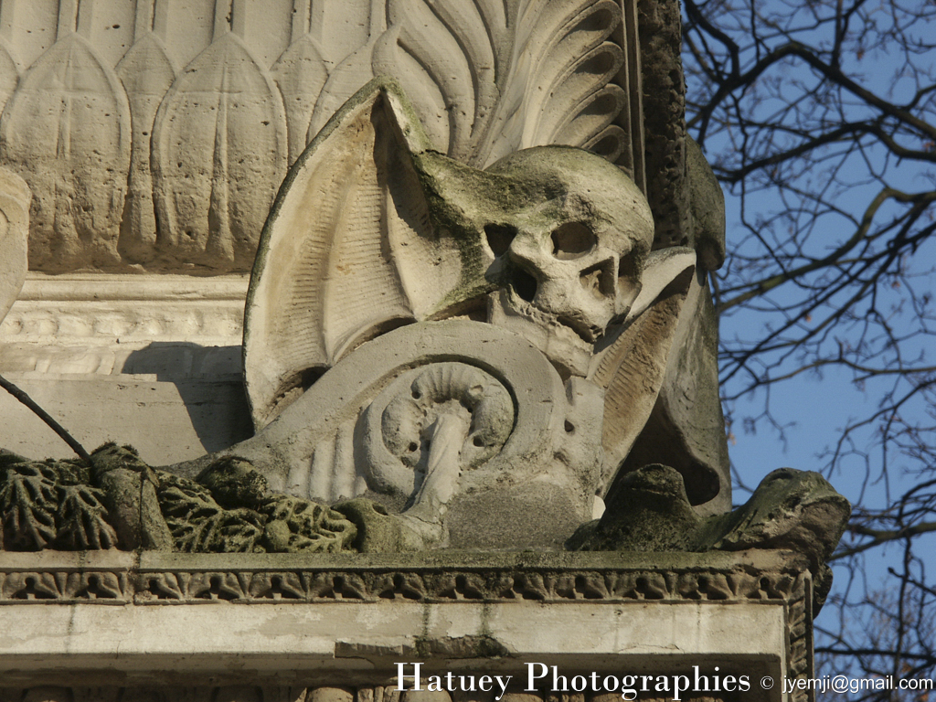 Cimetière du Père-Lachaise, Tombe de Etienne Gaspard ROBERTSON (1763-1837) "©Hatuey Photographies" 1763-1837, 2 bas-reliefs du sculpteur Hardouin, Architectes, Art Funéraire, Cementerio, Cemetery, CemeteryPhotography, Cimetière, Cimetière du Père-Lachaise, Cimitero, Division 19, France, Friedhof, Graveyard, Guillard (architecte), HARDOUIN (Sculpteur), Illustration, Paris, Peintre, PereLachaisePhotographie, Photo Cimetière du Père-Lachaise, Père-Lachaise, ROBERTSON Etienne Gaspard, Rue:Avenue Casimir Perier, Sculpteurs, aérostier, physicien, ©Hatuey Photographies, Rue:Avenue Casimir Perier
