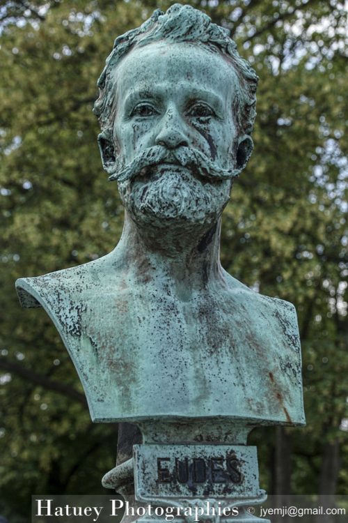 Paris, Photographies du Cimetiere du Pere Lachaise à Paris ©Hatuey Photographies Art Funéraire, bronze, buste, Cemetery, CemeteryPhotography, Cimetière, Cimetière du Père-Lachaise, cimitero, Commune de Paris, Division 91, EUDES Emile, France, Friedhof, graveyard, Illustration, Leader blanquiste, Membre de la Commune de Paris, Membre du Comité Central et Général de la Commune de Paris, Noël Tony (Sculpteur), Paris, Père-Lachaise, PereLachaisePhotographie, Photo Cimetière du Père-Lachaise, Rue:Avenue Transversale N° 2, Sculpteurs