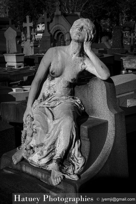 ©Hatuey Photographies, 1871-1959, Art Funéraire, bronze, Cemetery, Cimetière, Cimetière du Père Lachaise, cimitero, Division 92, Femme assise, France, Friedhof, graveyard, LANDAU Emilie, Paris, Père Lachaise, Père-Lachaise, Sculpture, Statue, Statue de femme
