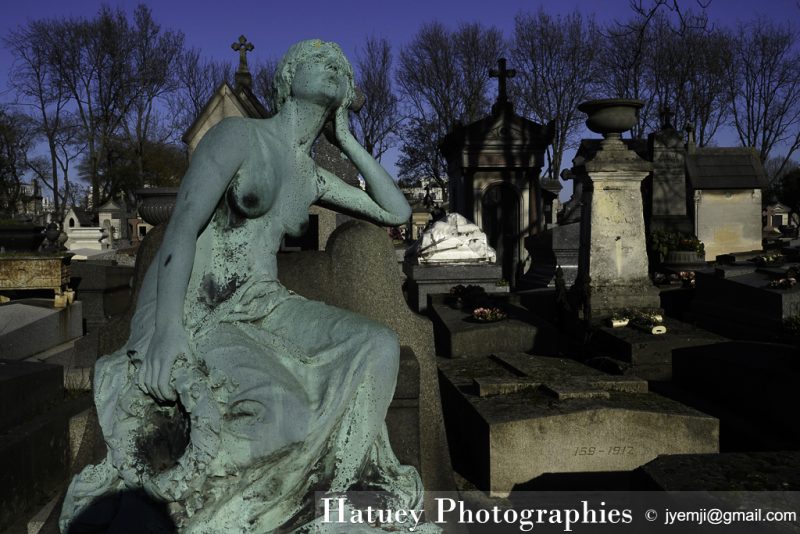 ©Hatuey Photographies, 1871-1959, Art Funéraire, bronze, Cemetery, Cimetière, Cimetière du Père Lachaise, cimitero, Division 92, Femme assise, France, Friedhof, graveyard, LANDAU Emilie, Paris, Père Lachaise, Père-Lachaise, Sculpture, Statue, Statue de femme
