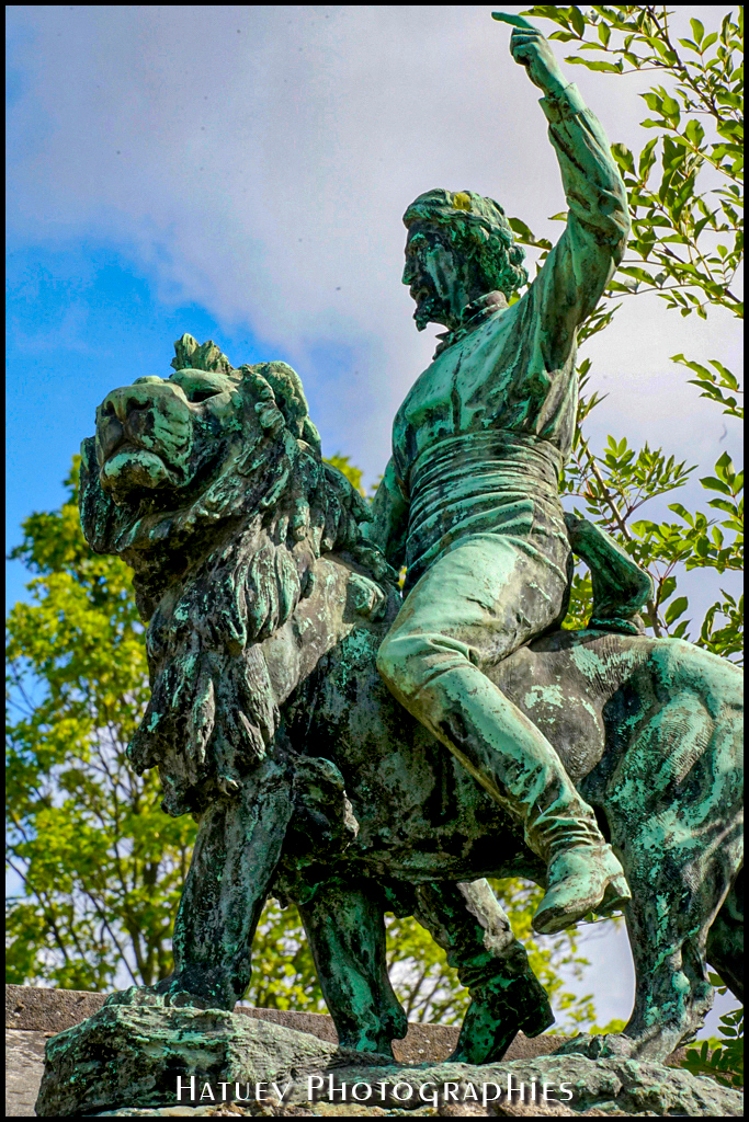 Paris, Cimetiere du Pere Lachaise , Photographies de Paris par "©Hatuey Photographies" ©Hatuey Photographies, 1827-1897, Animaux, Art Funéraire, Bronze, Cementerio, Cemetery, Cemetery Photography, Cimetiere, Cimetière, Cimetière du Père-Lachaise, Cimitero, Division 86, Dompteur, France, Friedhof, Graveyard, Illustration, LECOURTIER (Sculpteur), Lion, Paris, Père-Lachaise, PereLachaisePhotographie, PEZON Jean-Baptiste, Photo Cimetière du Père-Lachaise, Sculpteurs, Sculpture