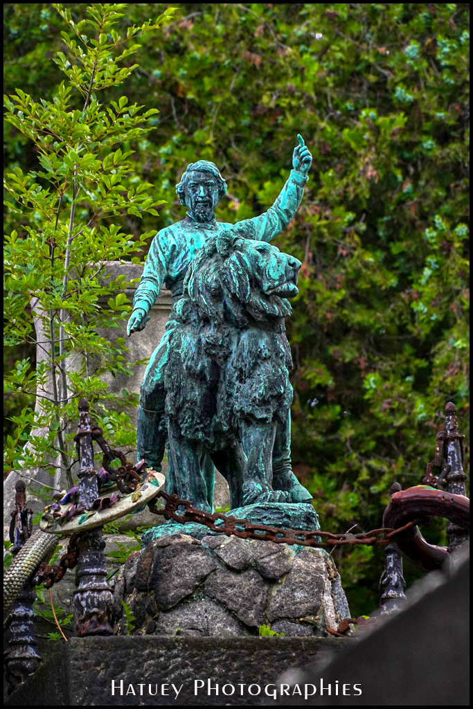 Paris, Cimetiere du Pere Lachaise , Photographies de Paris par "©Hatuey Photographies" ©Hatuey Photographies, 1827-1897, Animaux, Art Funéraire, Bronze, Cementerio, Cemetery, Cemetery Photography, Cimetiere, Cimetière, Cimetière du Père-Lachaise, Cimitero, Division 86, Dompteur, France, Friedhof, Graveyard, Illustration, LECOURTIER (Sculpteur), Lion, Paris, Père-Lachaise, PereLachaisePhotographie, PEZON Jean-Baptiste, Photo Cimetière du Père-Lachaise, Sculpteurs, Sculpture