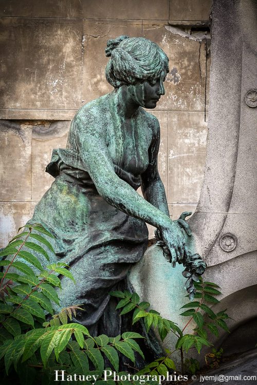 Architectes, Art Funéraire, Bronze, Cemetery, CemeteryPhotography, Cimetière, Cimetière du Père-Lachaise, cimitero, Division 01, Entrée, France, Friedhof, graveyard, Illustration, LEGRU & LHENORET, Paris, Père-Lachaise, PereLachaisePhotographie, Photo Cimetière du Père-Lachaise, ROUILLERE Marcel Alexandre (Architecte), ROUILLERE Marcel Alexandre (sculpteur), Rue:Avenue Principale, Sculpteurs, Sculpture, Statue de femme, Statue de femme assise, URGEL Louis, ©Hatuey Photographies