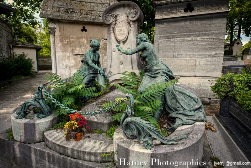 Architectes, Art Funéraire, Bronze, Cemetery, CemeteryPhotography, Cimetière, Cimetière du Père-Lachaise, cimitero, Division 01, Entrée, France, Friedhof, graveyard, Illustration, LEGRU & LHENORET, Paris, Père-Lachaise, PereLachaisePhotographie, Photo Cimetière du Père-Lachaise, ROUILLERE Marcel Alexandre (Architecte), ROUILLERE Marcel Alexandre (sculpteur), Rue:Avenue Principale, Sculpteurs, Sculpture, Statue de femme, Statue de femme assise, URGEL Louis, ©Hatuey Photographies