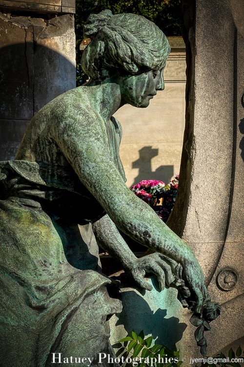 Architectes, Art Funéraire, Bronze, Cemetery, CemeteryPhotography, Cimetière, Cimetière du Père-Lachaise, cimitero, Division 01, Entrée, France, Friedhof, graveyard, Illustration, LEGRU & LHENORET, Paris, Père-Lachaise, PereLachaisePhotographie, Photo Cimetière du Père-Lachaise, ROUILLERE Marcel Alexandre (Architecte), ROUILLERE Marcel Alexandre (sculpteur), Rue:Avenue Principale, Sculpteurs, Sculpture, Statue de femme, Statue de femme assise, URGEL Louis, ©Hatuey Photographies