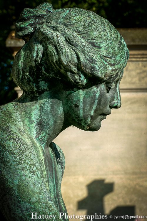 Architectes, Art Funéraire, Bronze, Cemetery, CemeteryPhotography, Cimetière, Cimetière du Père-Lachaise, cimitero, Division 01, Entrée, France, Friedhof, graveyard, Illustration, LEGRU & LHENORET, Paris, Père-Lachaise, PereLachaisePhotographie, Photo Cimetière du Père-Lachaise, ROUILLERE Marcel Alexandre (Architecte), ROUILLERE Marcel Alexandre (sculpteur), Rue:Avenue Principale, Sculpteurs, Sculpture, Statue de femme, Statue de femme assise, URGEL Louis, ©Hatuey Photographies
