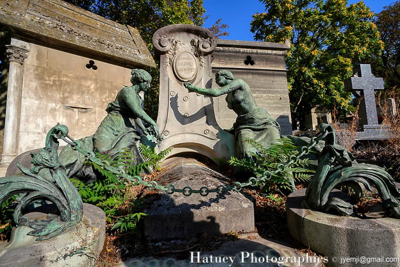 Architectes, Art Funéraire, Bronze, Cemetery, CemeteryPhotography, Cimetière, Cimetière du Père-Lachaise, cimitero, Division 01, Entrée, France, Friedhof, graveyard, Illustration, LEGRU & LHENORET, Paris, Père-Lachaise, PereLachaisePhotographie, Photo Cimetière du Père-Lachaise, ROUILLERE Marcel Alexandre (Architecte), ROUILLERE Marcel Alexandre (sculpteur), Rue:Avenue Principale, Sculpteurs, Sculpture, Statue de femme, Statue de femme assise, URGEL Louis, ©Hatuey Photographies