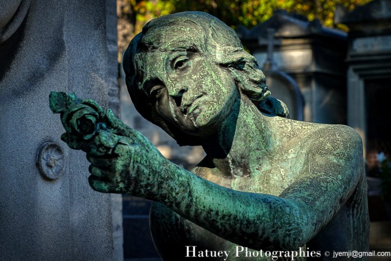 Architectes, Art Funéraire, Bronze, Cemetery, CemeteryPhotography, Cimetière, Cimetière du Père-Lachaise, cimitero, Division 01, Entrée, France, Friedhof, graveyard, Illustration, LEGRU & LHENORET, Paris, Père-Lachaise, PereLachaisePhotographie, Photo Cimetière du Père-Lachaise, ROUILLERE Marcel Alexandre (Architecte), ROUILLERE Marcel Alexandre (sculpteur), Rue:Avenue Principale, Sculpteurs, Sculpture, Statue de femme, Statue de femme assise, URGEL Louis, ©Hatuey Photographies