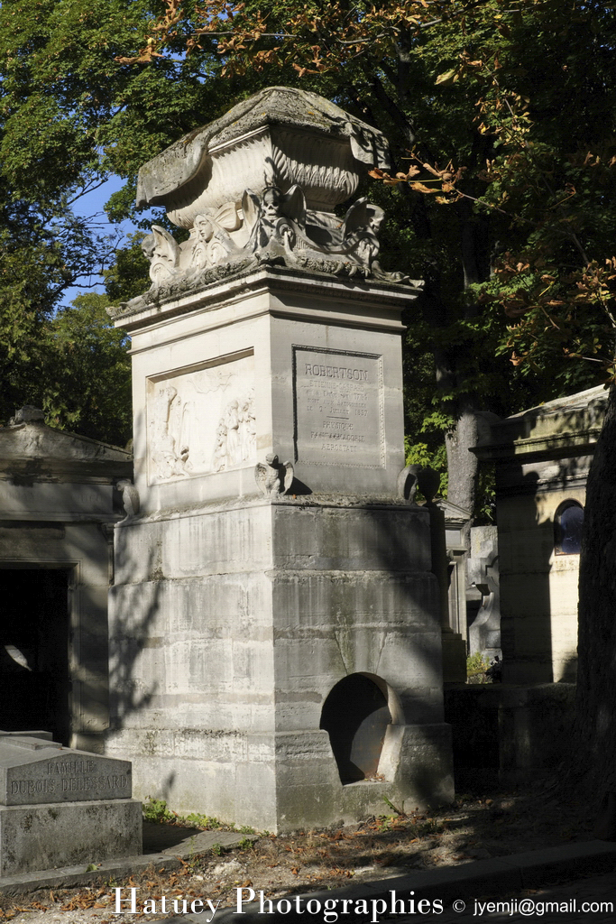 Cimetière du Père-Lachaise, Tombe de Etienne Gaspard ROBERTSON (1763-1837) "©Hatuey Photographies" 1763-1837, 2 bas-reliefs du sculpteur Hardouin, Architectes, Art Funéraire, Cementerio, Cemetery, CemeteryPhotography, Cimetière, Cimetière du Père-Lachaise, Cimitero, Division 19, France, Friedhof, Graveyard, Guillard (architecte), HARDOUIN (Sculpteur), Illustration, Paris, Peintre, PereLachaisePhotographie, Photo Cimetière du Père-Lachaise, Père-Lachaise, ROBERTSON Etienne Gaspard, Rue:Avenue Casimir Perier, Sculpteurs, aérostier, physicien, ©Hatuey Photographies, Rue:Avenue Casimir Perier