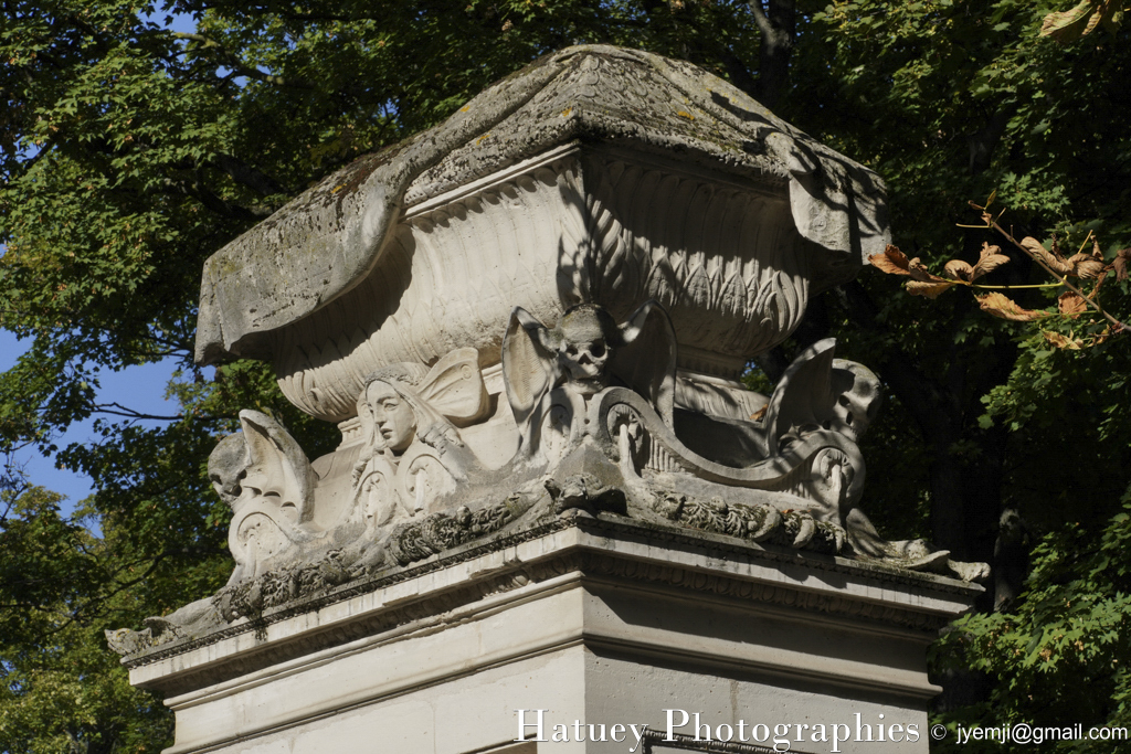 Cimetière du Père-Lachaise, Tombe de Etienne Gaspard ROBERTSON (1763-1837) "©Hatuey Photographies" 1763-1837, 2 bas-reliefs du sculpteur Hardouin, Architectes, Art Funéraire, Cementerio, Cemetery, CemeteryPhotography, Cimetière, Cimetière du Père-Lachaise, Cimitero, Division 19, France, Friedhof, Graveyard, Guillard (architecte), HARDOUIN (Sculpteur), Illustration, Paris, Peintre, PereLachaisePhotographie, Photo Cimetière du Père-Lachaise, Père-Lachaise, ROBERTSON Etienne Gaspard, Rue:Avenue Casimir Perier, Sculpteurs, aérostier, physicien, ©Hatuey Photographies, Rue:Avenue Casimir Perier
